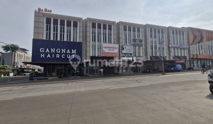 3-Story Shophouse in Commpark Kota Wisata