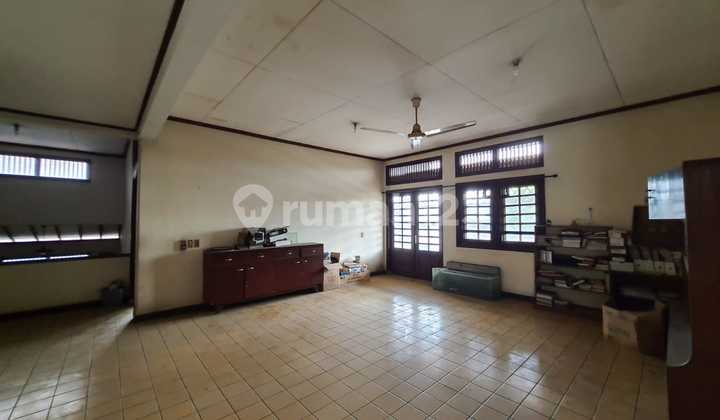 Old 2-Story Building House Suitable for Business and Residential Use.