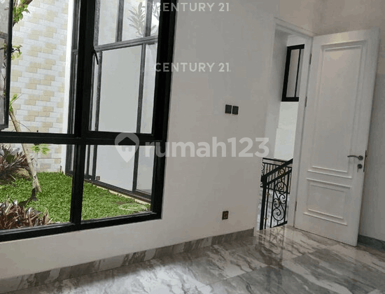 For Sale Strategic Luxury Ready-to-Occupy House in Sector 9 2