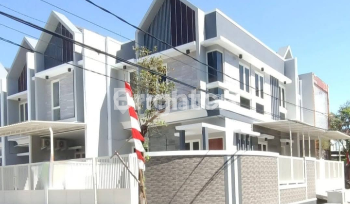 HOUSE IN TENGGILIS, JEMURSARI, VERY CLOSE TO RAYA PRAPEN, CAR PARKING FOR 5 CARS IS VERY SPACIOUS AND OPEN. 1