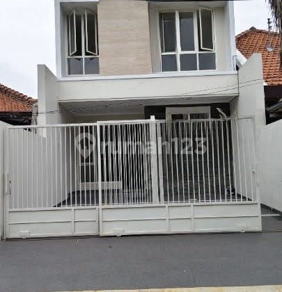 New Minimalist House in Manyar Tirtoasri Surabaya, 2 Floors, Negotiable
