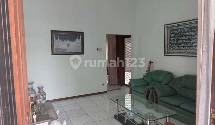 Rumah Terawat , Ada Taman Depan - Belakang One Gate Manyar Kartika 