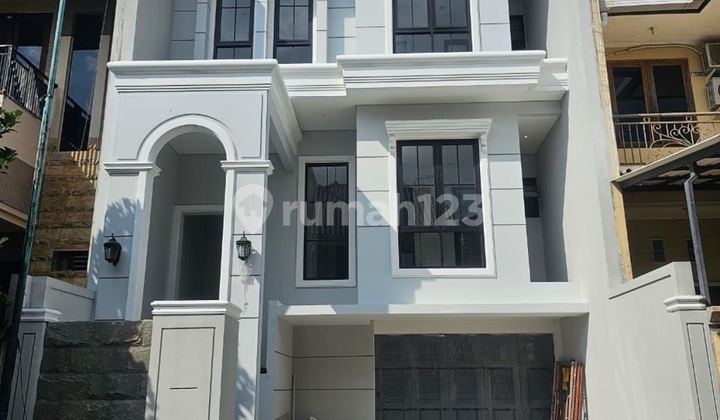 Lux House di Graha Family Surabaya