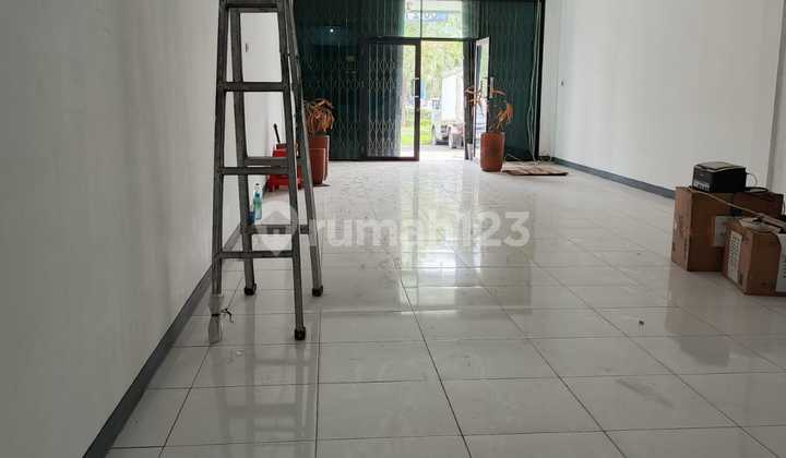 For sale, strategic shophouse ready to occupy in Sector 1B Block BJ, Gading Serpong, Tangerang, Banten. 2