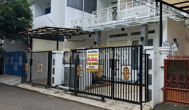 Dijual rumah siap huni, 2lt, jalan muat 2mobil, taman meruya ilir jakarta barat,dekat puri Dijual rumah siap huni, 2lt, jalan muat 2mobil, taman meruya ilir jakarta barat,dekat puri