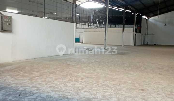 Cipondoh Tangerang warehouse, 1600 m² area, tidy office.