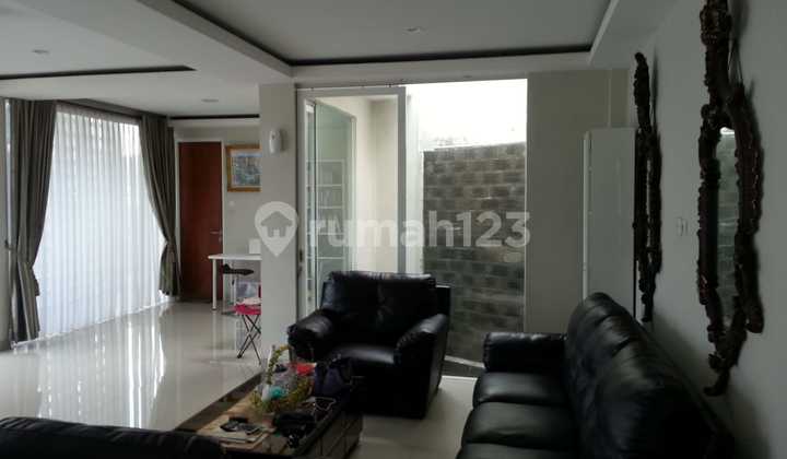 Dijual Rumah Minimalis Luas Tanah 141m , 3 Lantai , SHM di Taman Meruya Ilir 1