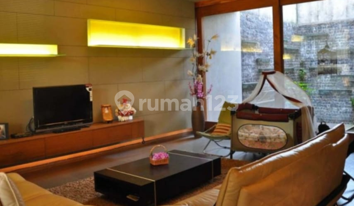 Di Jual Rumah Keren, Luas, Sayap Pajajaran, Desain by Yu Sing (ITB)