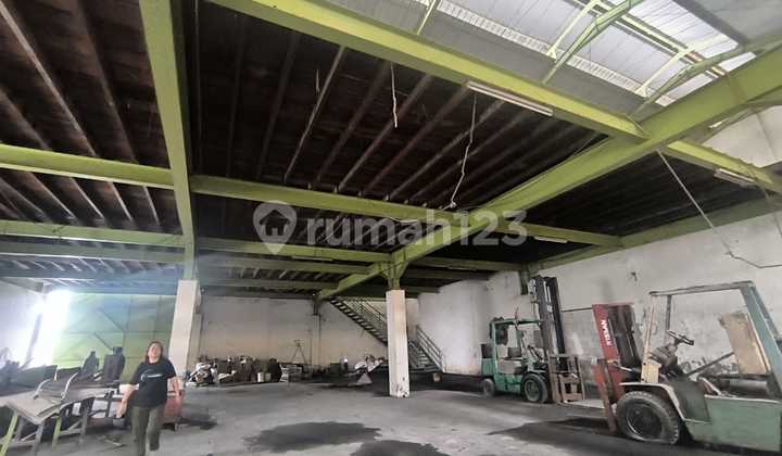 Gudang Margomulyo Bentuk L