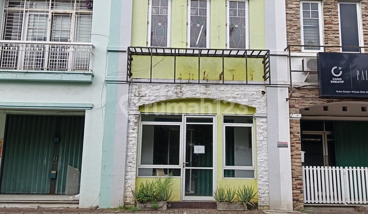 Ready-to-Use Shophouse, Road-Facing, Land Area 61, 3 Levels, SHGB, Toll Access, Banjar Wijaya 2