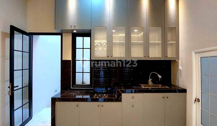 RUMAH MEWAH CLASSIC MODERN 3LANTAI LOKASI  DEKAT TOL DAN STASIUN  2