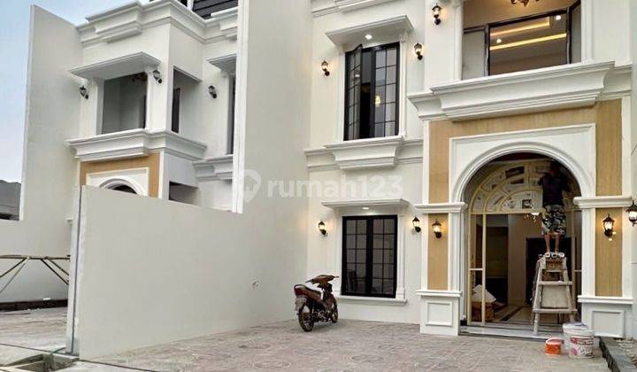 RUMAH MEWAH 2.5 LANTAI DALAM CLUSTER BESAR DEKAT TOLDANSTASIUN 1