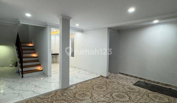 RUMAH MEWAH CLASSIC MODERN 3LANTAI DEKAT TOL TB SIMATUPANG  2