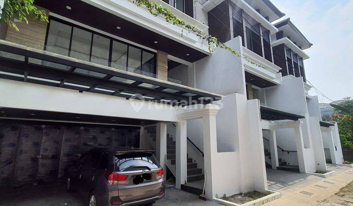 RUMAH MEWAH 3 LANTAI PRIVATE POOL NEMPEL MRT 1