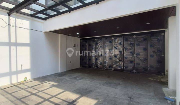 RUMAH MEWAH 3 LANTAI PRIVATE POOL NEMPEL MRT 2