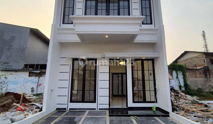 Rumah Mewah Classic Townhouse Akses Jalan Raya Utama  1