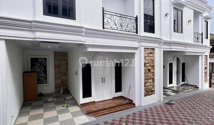 Rumah Mewah Classic Modern Townhouse Dekat Cilandak  1