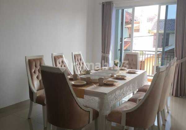 3-Story House Spacious and Comfortable Modern Tropical Access to Toll Road in 5 Minutes 2