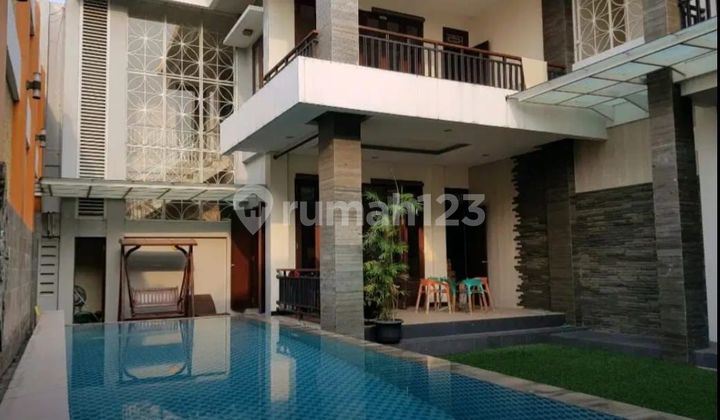 Rumah Dengan Kolam Renang Pribadi Kota Bekasi