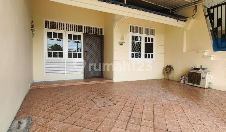 Dijual rumah di perumahan Citra Garden 2, 6X15, posisi depan taman, Jakarta Barat