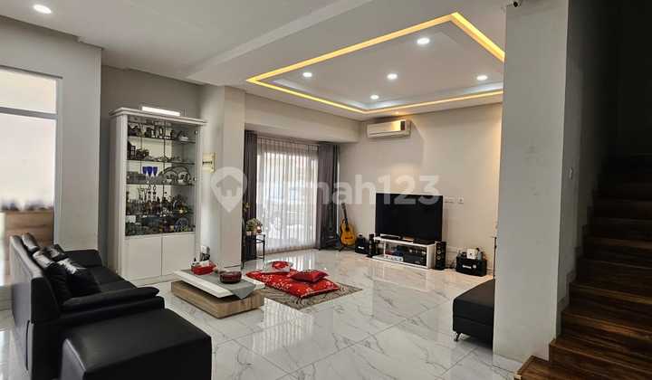 Dijual Rumah Amerika Latin Green Lake, Full Renov, 2½ Lantai Dijual Rumah Amerika Latin Green Lake, Full Renov, 2½ Lantai