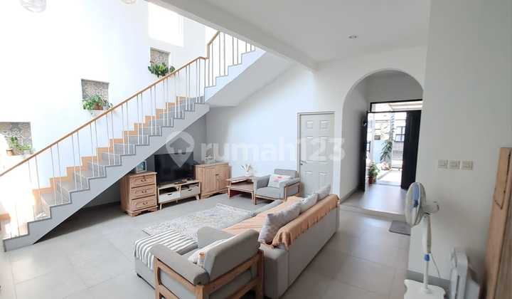 Dijual Rumah 2lt Siap Huni Komplek Strategis Dekat Mrt 2