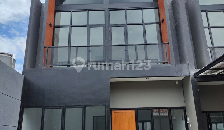 Rumah Tanah Luas Siap Huni di Komplek Besar di Mampang Pancoran Mas Depok 2