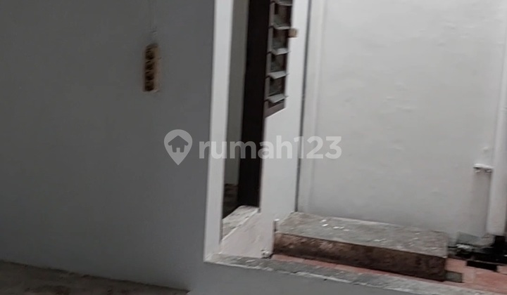 Rented Well-Maintained Second-Hand House in the Semolowaru Area, Surabaya Rented Well-Maintained Second-Hand House in the Semolowaru Area, Surabaya