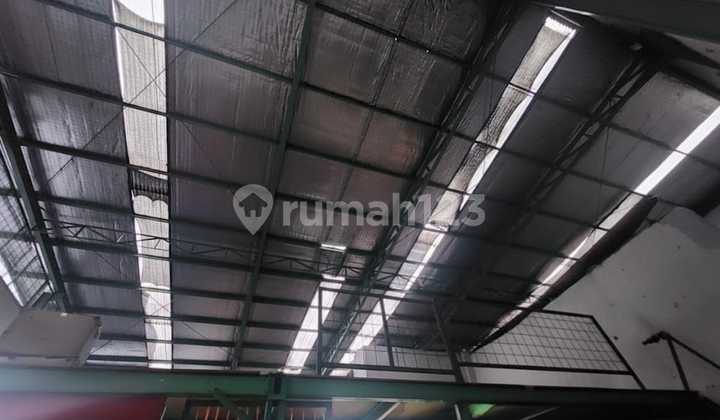 Large Ready-to-Use Shop House on Jalan Otto Iskandar Dinata, Bandung 2