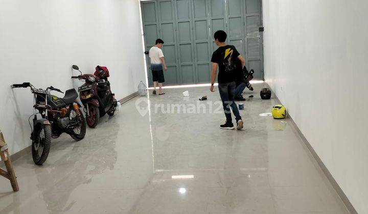 Dijual Ruko Rendeng Bangunan Baru di Kawasan Bisnis Jalan Holis 1