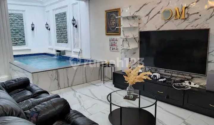 Dijual Rumah Mewah Desain Eropa Klasik 3 Lantai Dalam Komplek Antapani Bandung 