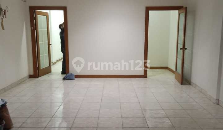 For Rent: 3 (Three) Floors Shop House Ready to Use on Bkr Street 2