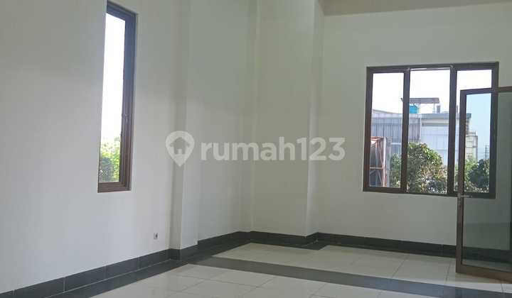For Rent: Ready-to-Use Shop House in Strategic Location on Soekarno Hatta Main Road 2
