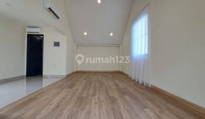 Rumah 3 Lantai 4 Kamar Tidur Dengan Multifunction Room Yang Luas di Gading Serpong Tangerang 2