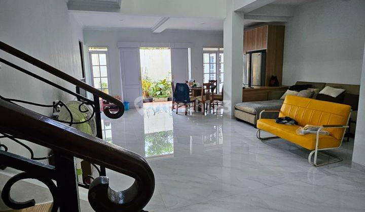 ruang tamu rumah mewah 2 lantai cluater