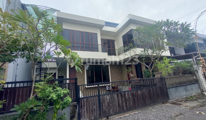 Rumah mewah dua lantai dengan pool one gate system super strategis dekat ke renon , sanur , teuku umar dan kemana-mana 1