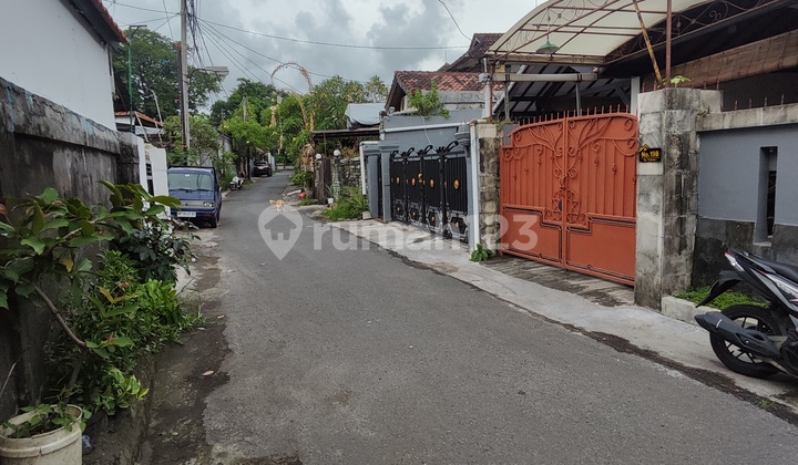 Well-Maintained Clean House with Garage for 2 Cars, City Center, Vehicle Access on Ratna Street, Very Close to Wr Supratman Street, 10 Minutes to Renon, 15 Minutes to Sanur