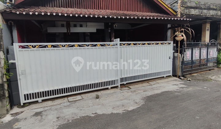 Well-Maintained Clean House with Garage for 2 Cars, City Center, Vehicle Access on Ratna Street, Very Close to Wr Supratman Street, 10 Minutes to Renon, 15 Minutes to Sanur