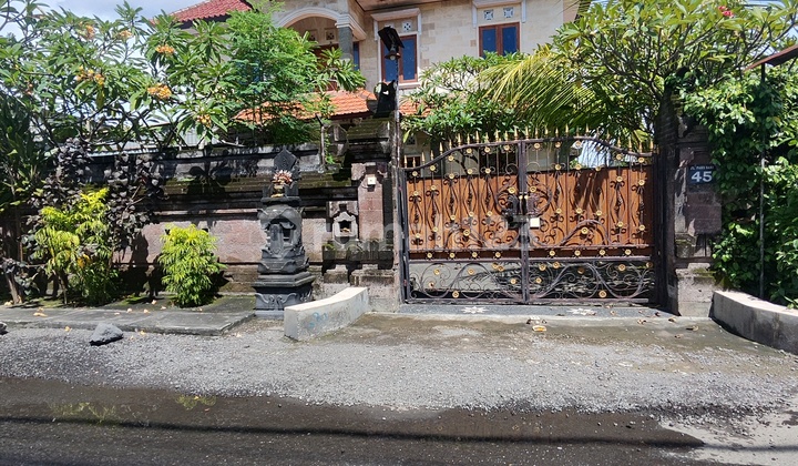 Large House with Carport for 3 Cars, Accessible for Passing Vehicles in Sesetan Area, Suitable for Office or Residence 2