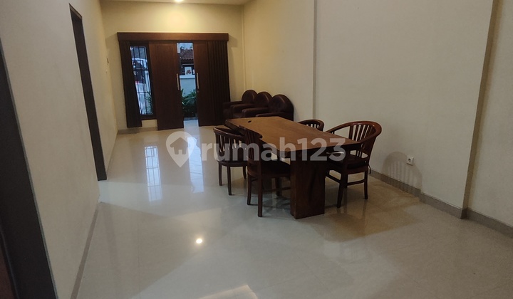 Well-Maintained House with 6-Meter Access in Elite Neighborhood, 15 Minutes to Renon and 30 Minutes to Kerobokan Well-Maintained House with 6-Meter Access in Elite Neighborhood, 15 Minutes to Renon and 30 Minutes to Kerobokan