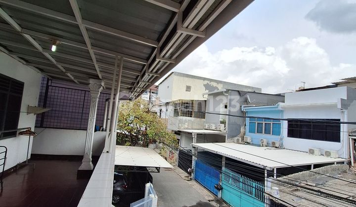 RUMAH TUA TERAWAT BERSIH & RAPI JELAMBAR 