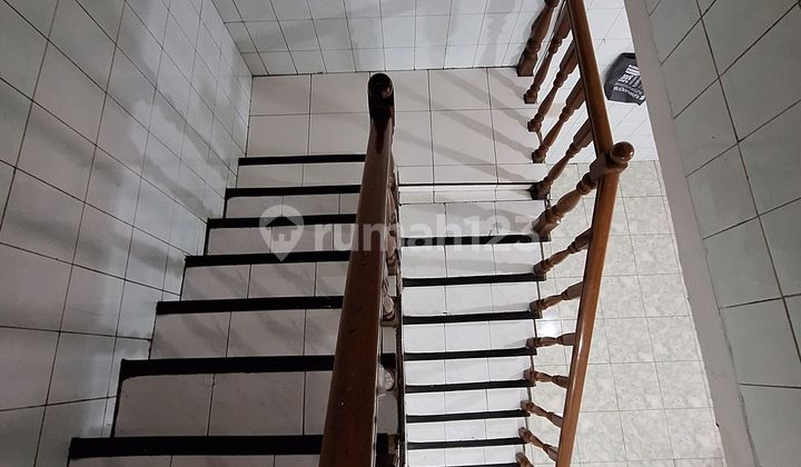 RUMAH TUA TERAWAT BERSIH & RAPI JELAMBAR  2