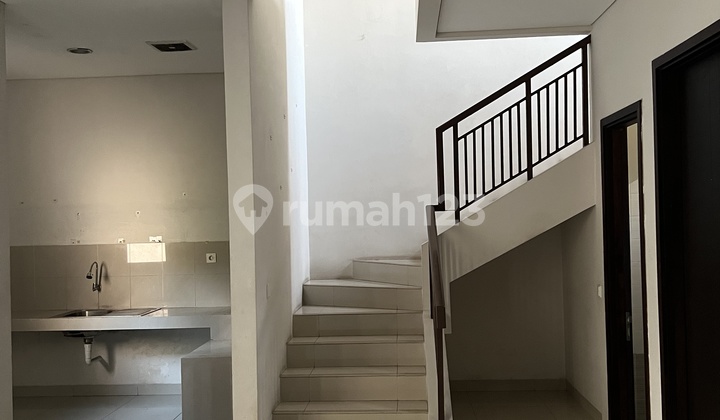 Rumah Depan Taman Di Illustria Butuh Minim Renovasi 2