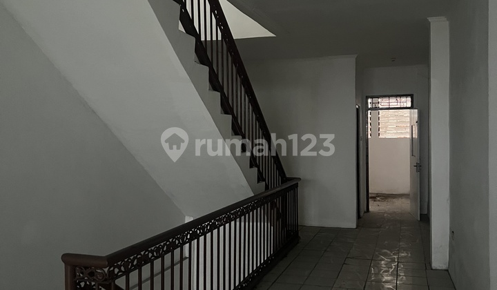 Ruko Sebelah Kumon Jalan Raya. Parkiran Untuk 2 Mobil