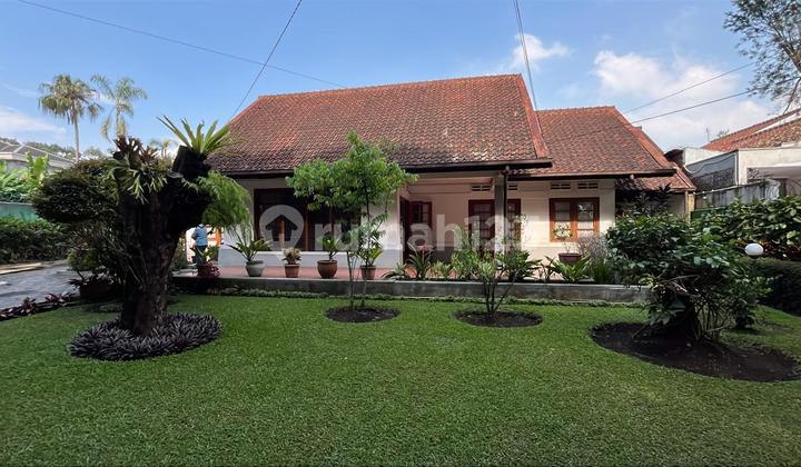 Rumah Lama Luas Asri di Sayap Ciumbuleuit Bandung
