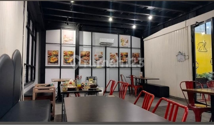 Strategic Business Space on the Side of Central Semarang Main Road