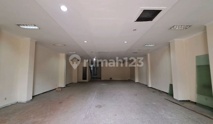 Strategic Two-Story Commercial Business Space in Central Semarang 2