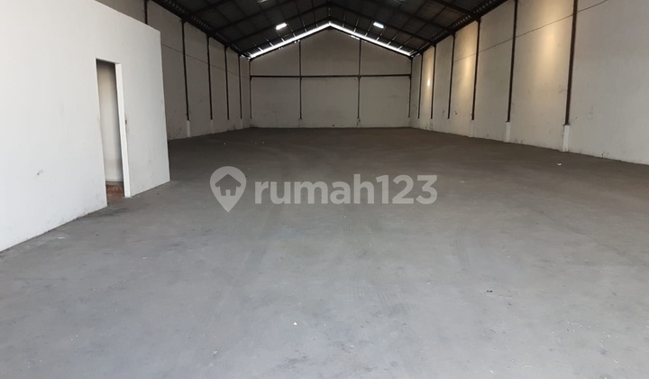 Ready-to-Use Mutiara Tambak Langon Warehouse, Good Container Access Near Highway
