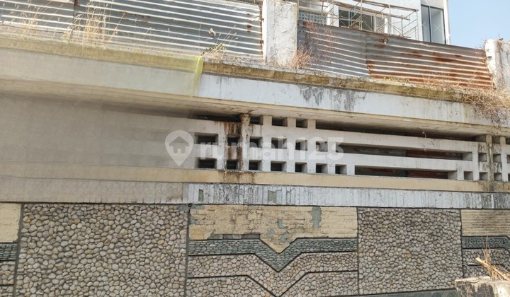 5 units of ready shophouses in Darmo Satelit Indah near Sukomanunggal, close to toll access, near a modern market.