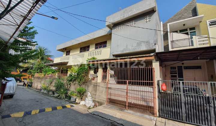 Hook, SHM, di Kelapa Gading,